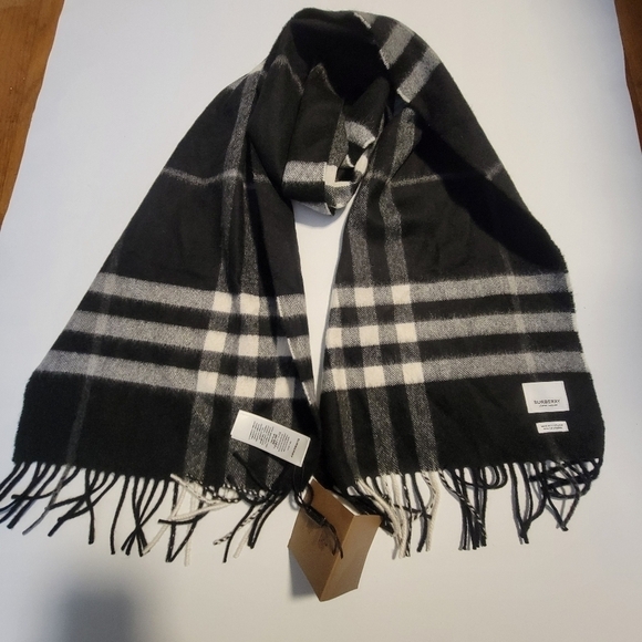 BURBERRY NWT Check  100% CASHMERE Scarf. - Picture 1 of 16